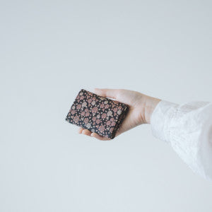 印傳屋 No. 8412 名刺入 ［かぐわ］ 7×11×1.3cm 名刺ケース 花柄 薔薇