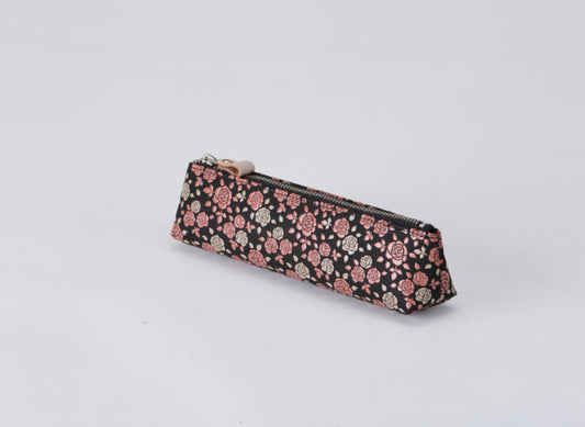 印傳屋 No. 8413 ペンケースＡ ［かぐわ］ 4×18×3.5cm 筆箱 薔薇 花柄